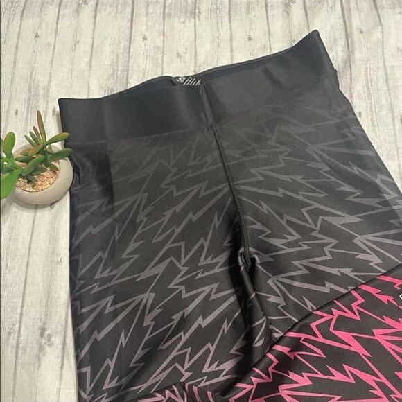 Nwt Ultracor Lightning Bolt Leggings Size Small In Berry - Picture 3 of 13